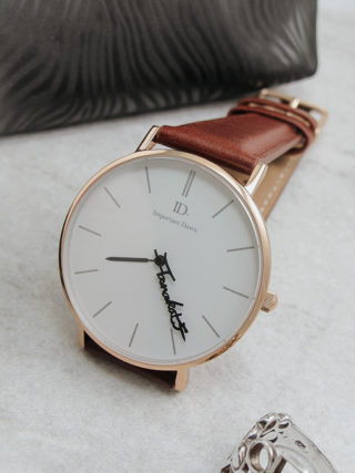 The Classic Watch with Customized Minute Hand
